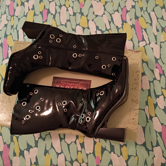 Ladies Vintage Black Patent Leather Go-Go Styled Boots (9M)